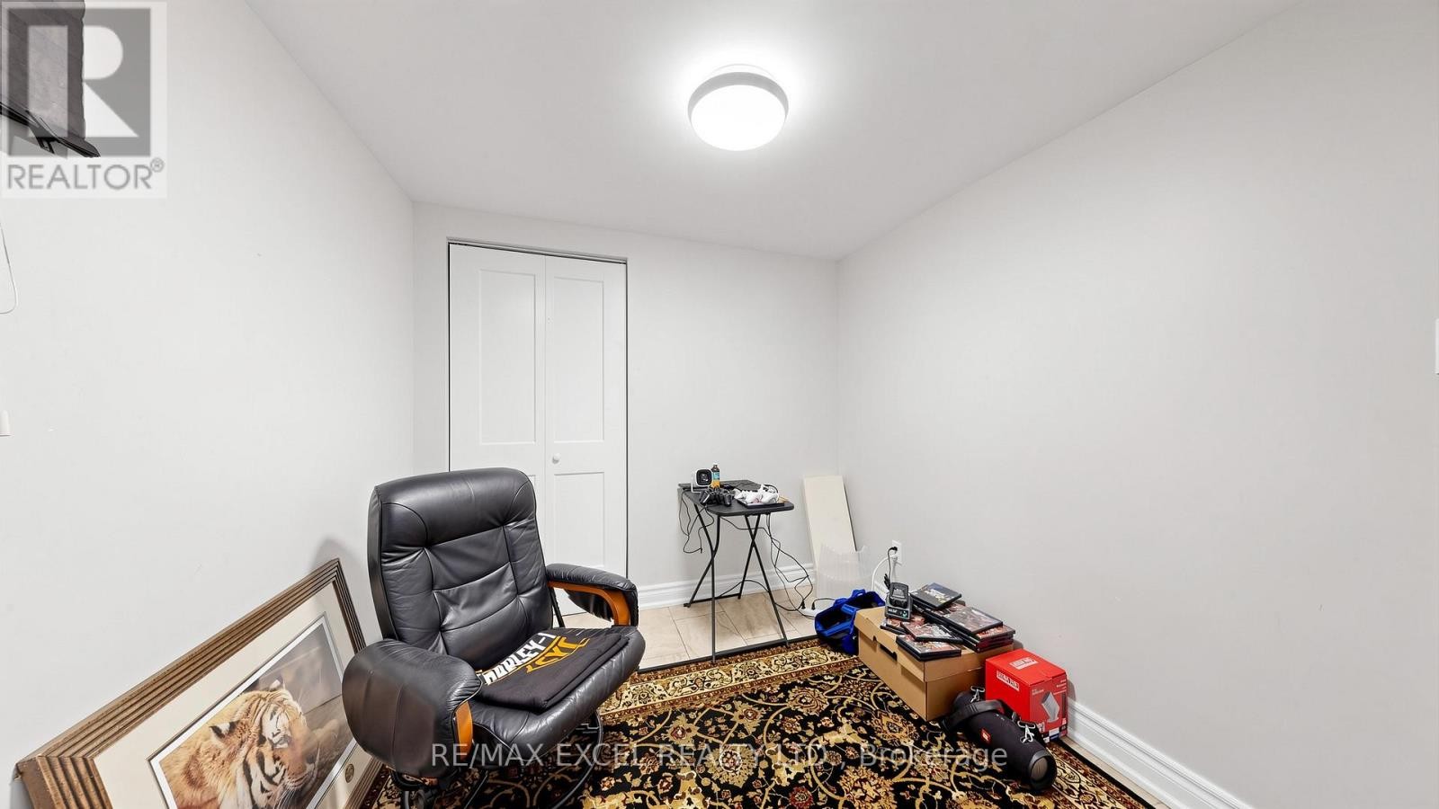












2 HUGHES STREET

,
Richmond Hill (Oak Ridges),




Ontario
L4E2V9

