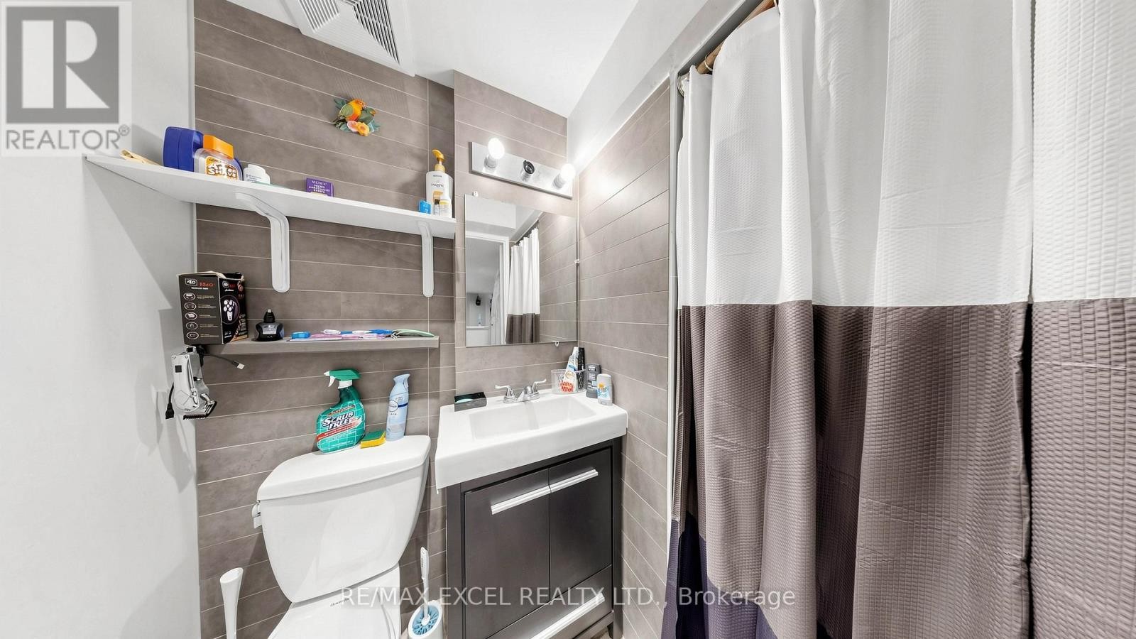 












2 HUGHES STREET

,
Richmond Hill (Oak Ridges),




Ontario
L4E2V9

