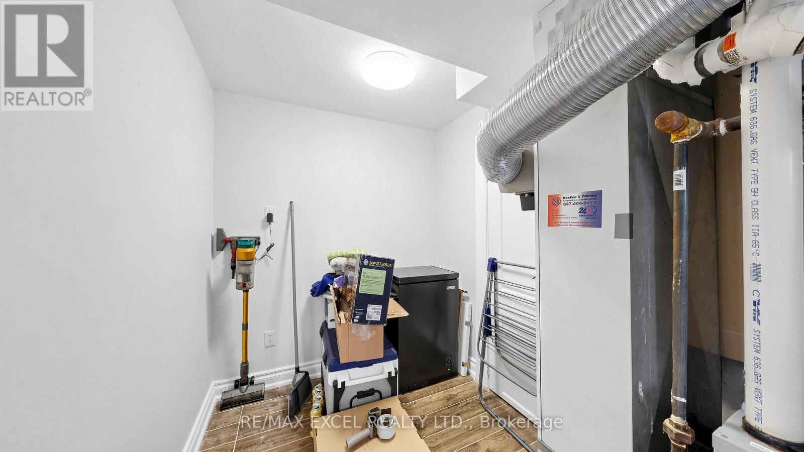 












2 HUGHES STREET

,
Richmond Hill (Oak Ridges),




Ontario
L4E2V9

