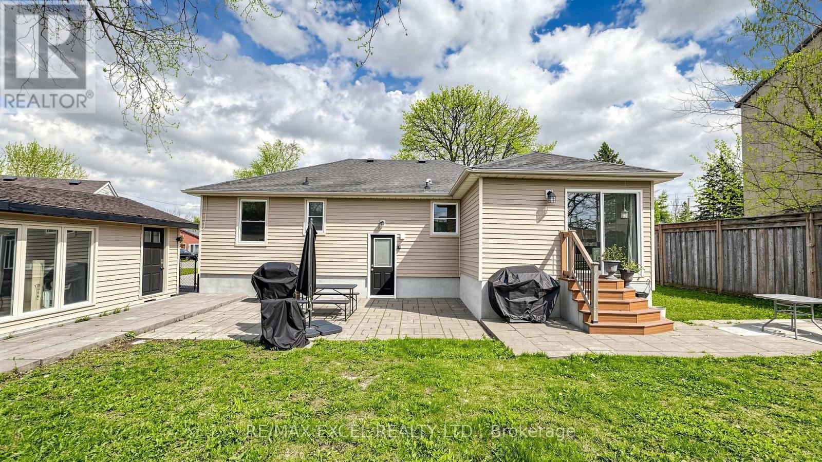 












2 HUGHES STREET

,
Richmond Hill (Oak Ridges),




Ontario
L4E2V9

