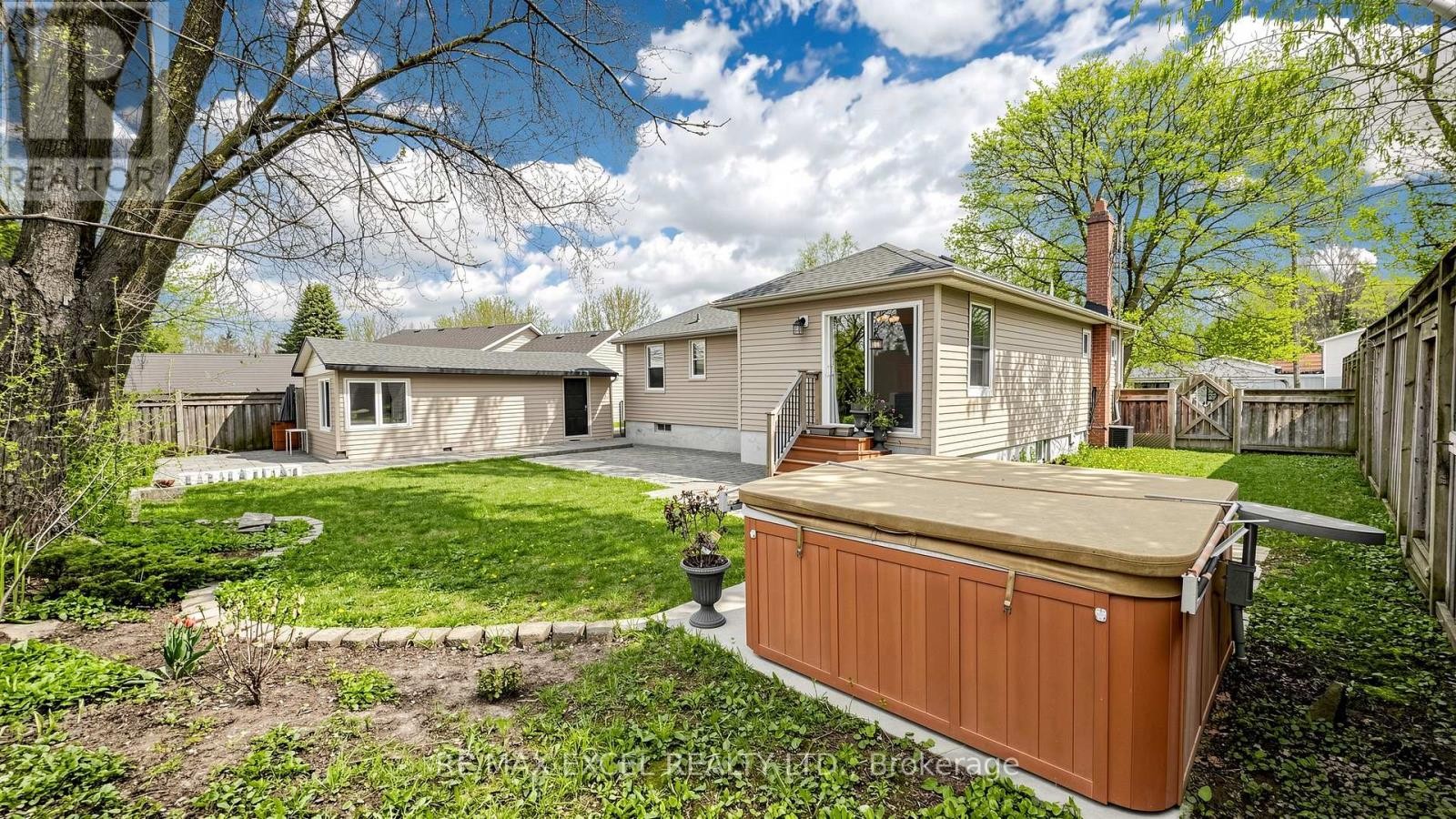 












2 HUGHES STREET

,
Richmond Hill (Oak Ridges),




Ontario
L4E2V9

