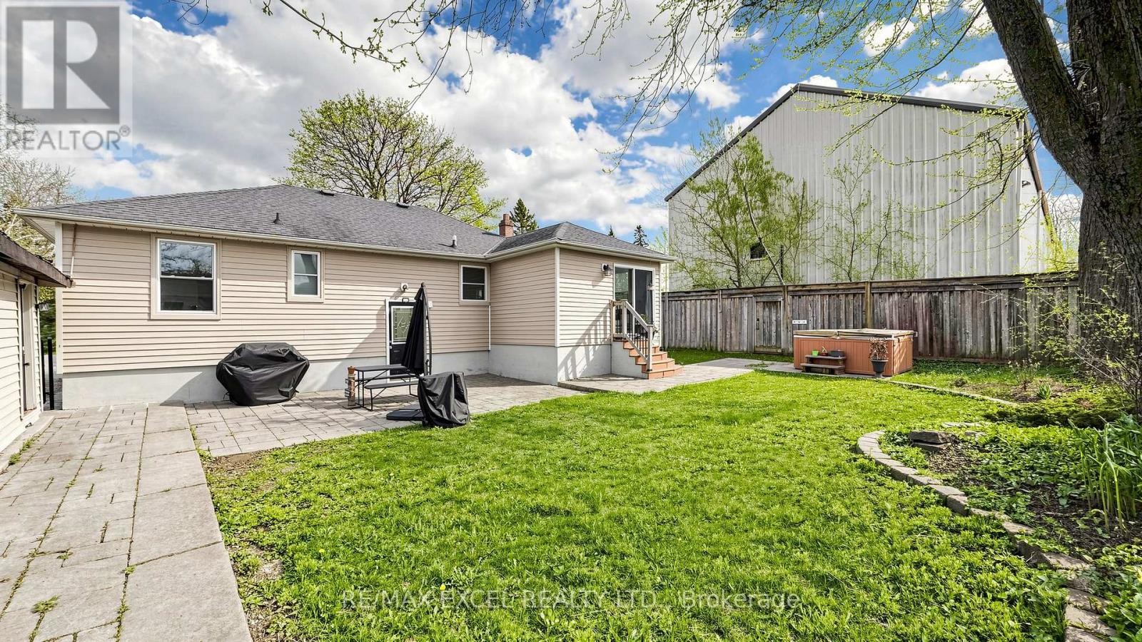 












2 HUGHES STREET

,
Richmond Hill (Oak Ridges),




Ontario
L4E2V9

