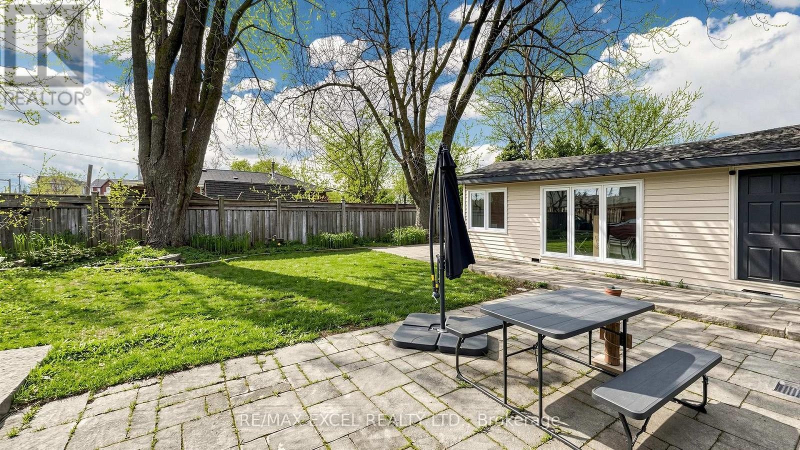 












2 HUGHES STREET

,
Richmond Hill (Oak Ridges),




Ontario
L4E2V9

