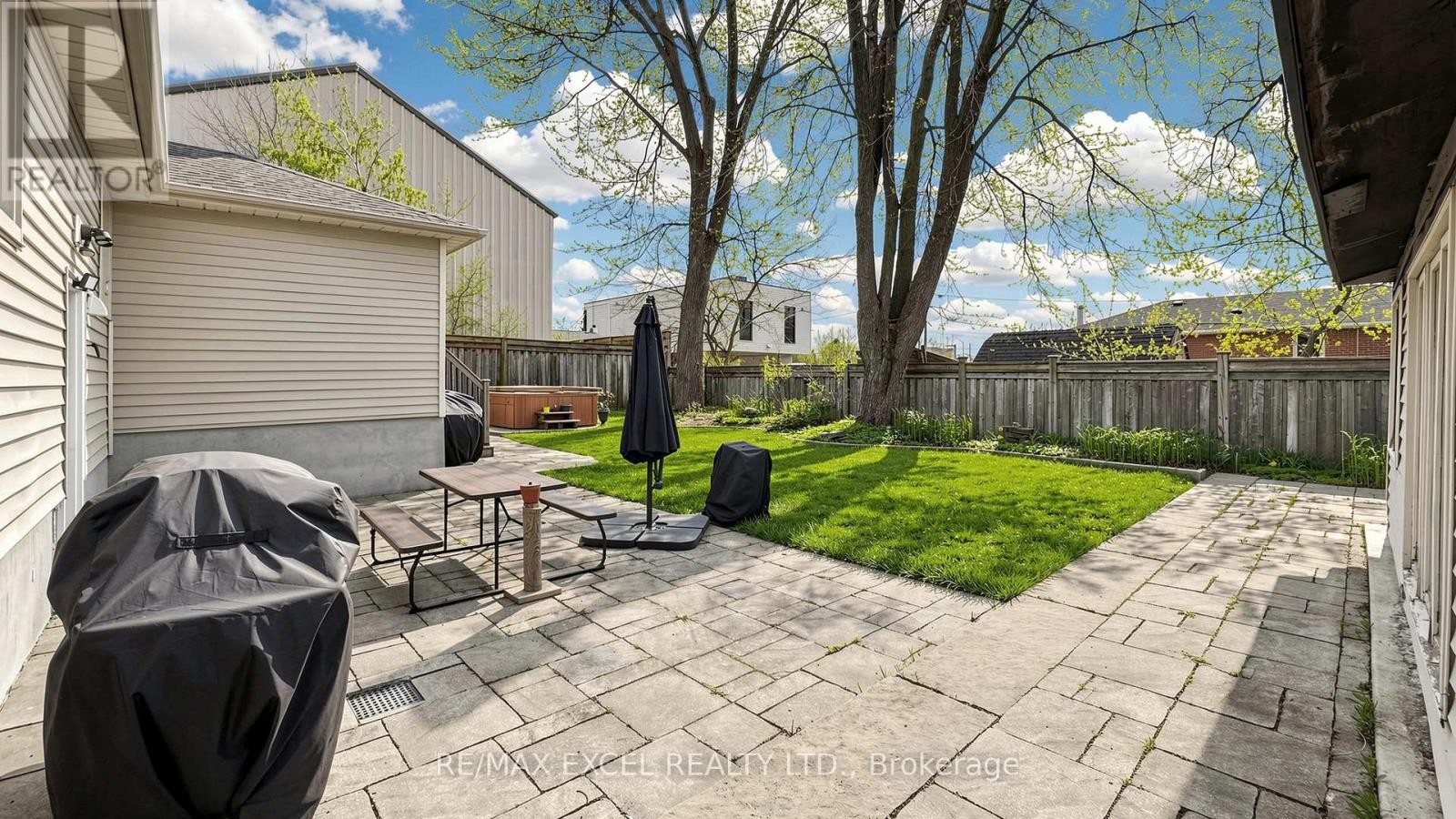 












2 HUGHES STREET

,
Richmond Hill (Oak Ridges),




Ontario
L4E2V9


