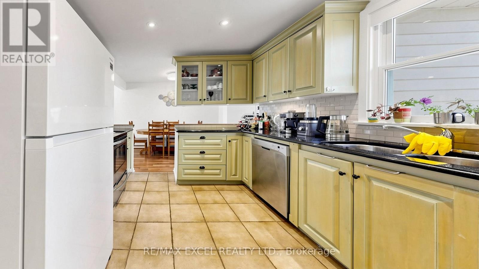 












2 HUGHES STREET

,
Richmond Hill (Oak Ridges),




Ontario
L4E2V9

