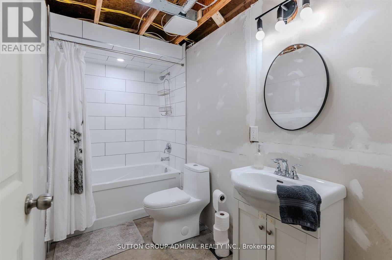 












250 DENNEY DRIVE

,
Essa,




Ontario
L3W0T8

