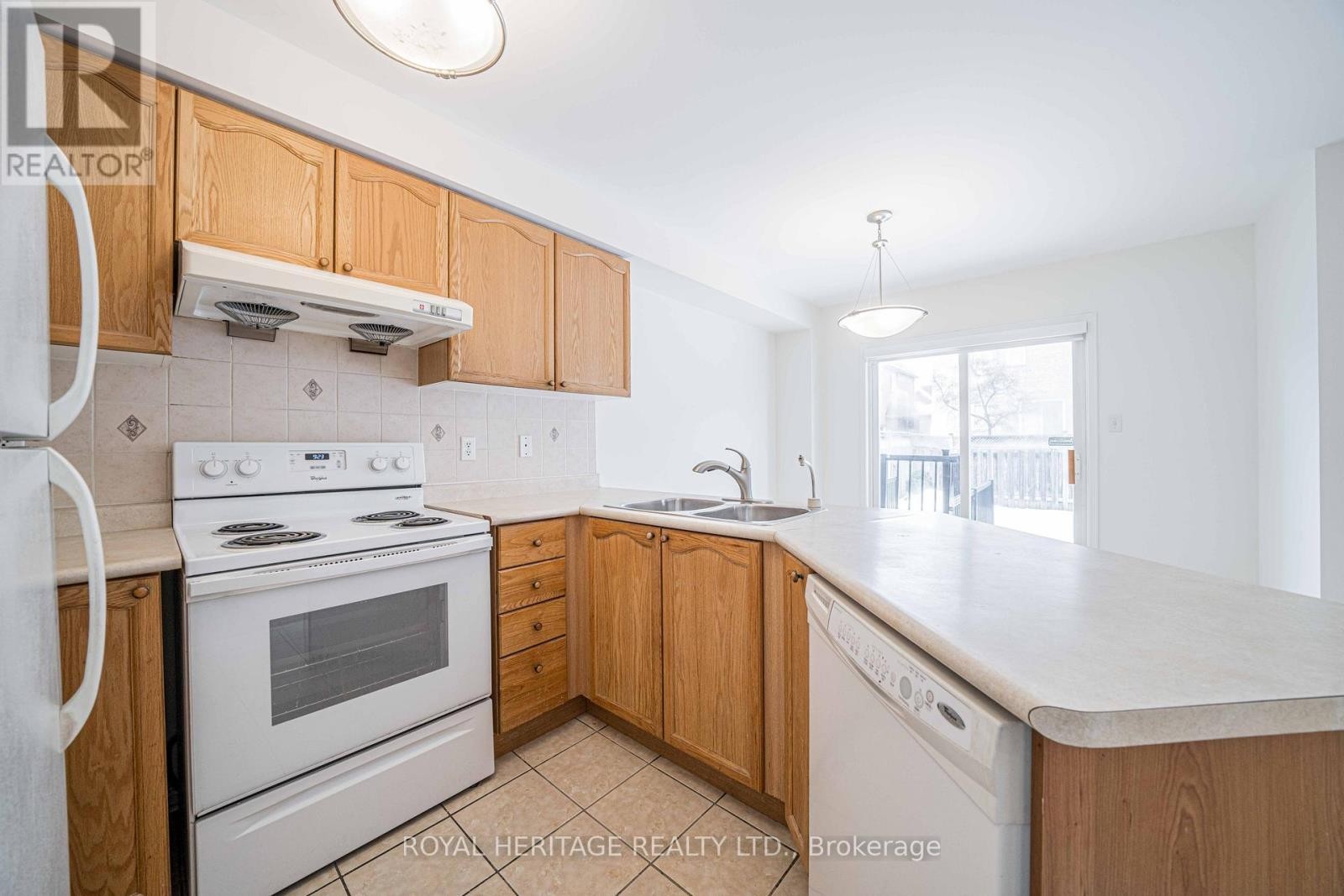 












344 CASTLEMORE AVENUE

,
Markham (Berczy),




Ontario
L6C2R6

