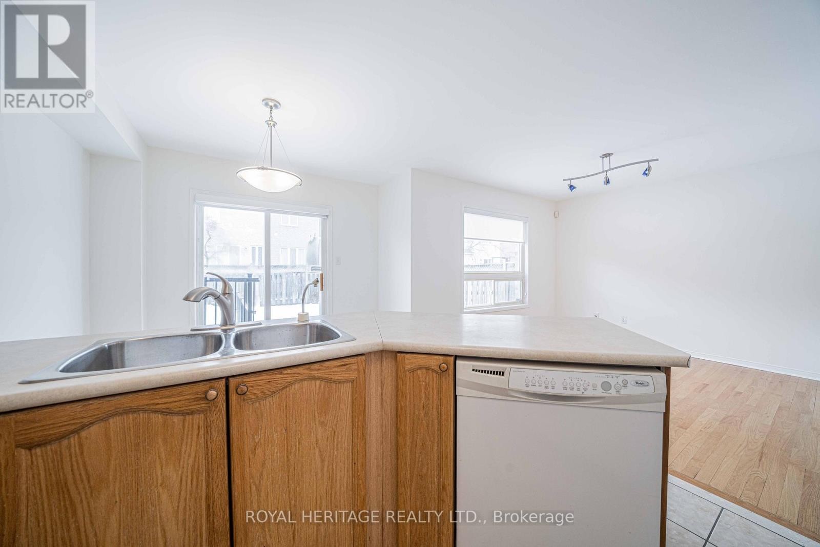 












344 CASTLEMORE AVENUE

,
Markham (Berczy),




Ontario
L6C2R6

