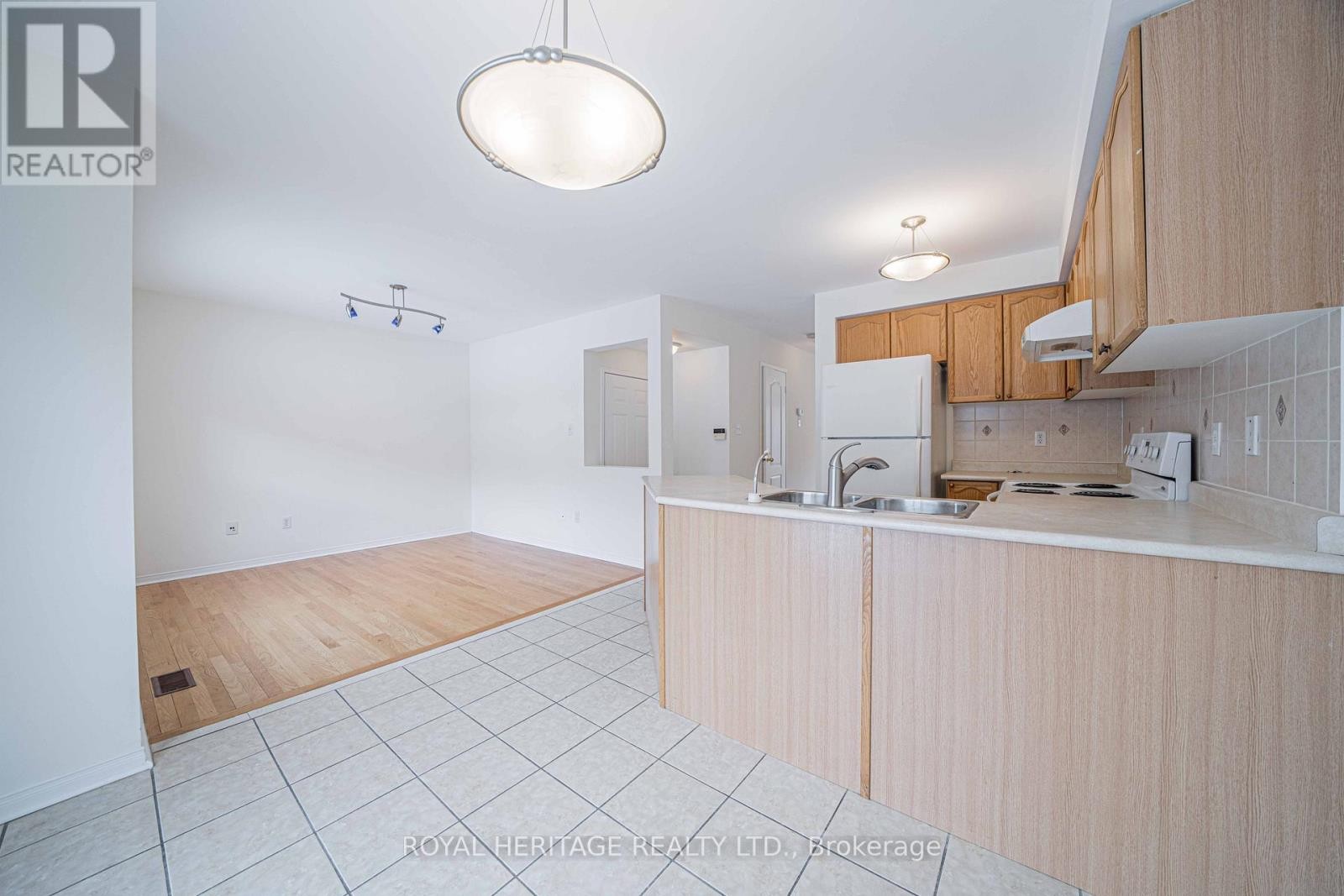 












344 CASTLEMORE AVENUE

,
Markham (Berczy),




Ontario
L6C2R6

