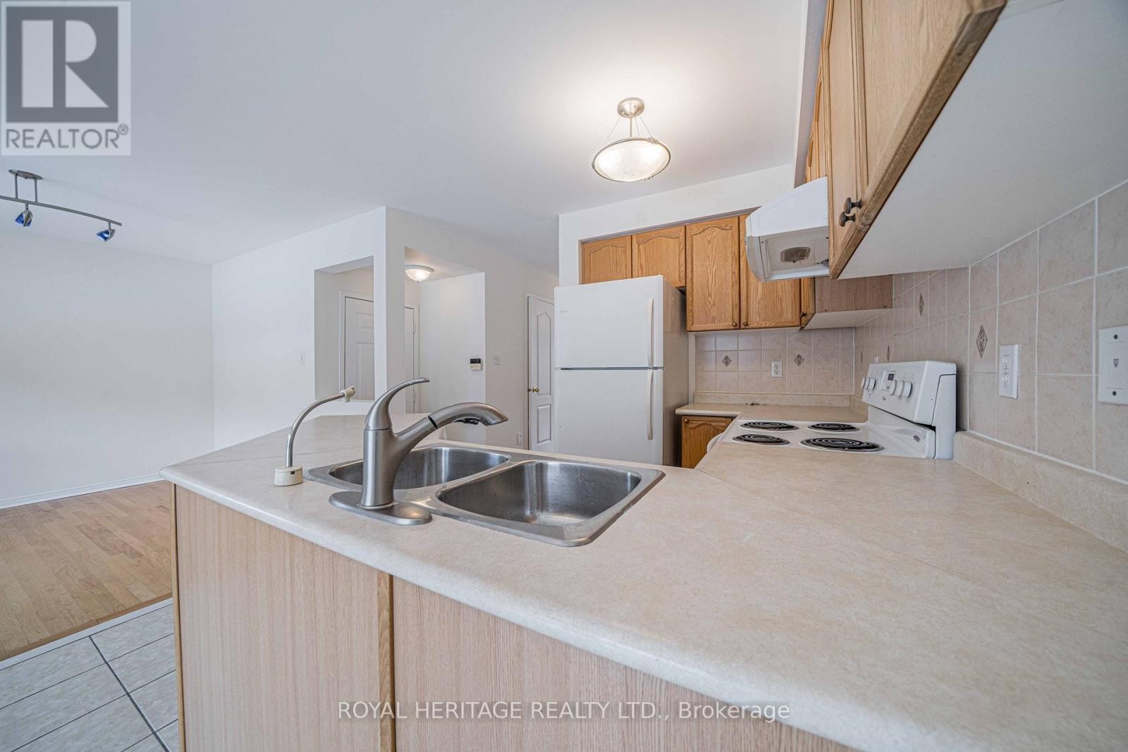 












344 CASTLEMORE AVENUE

,
Markham (Berczy),




Ontario
L6C2R6

