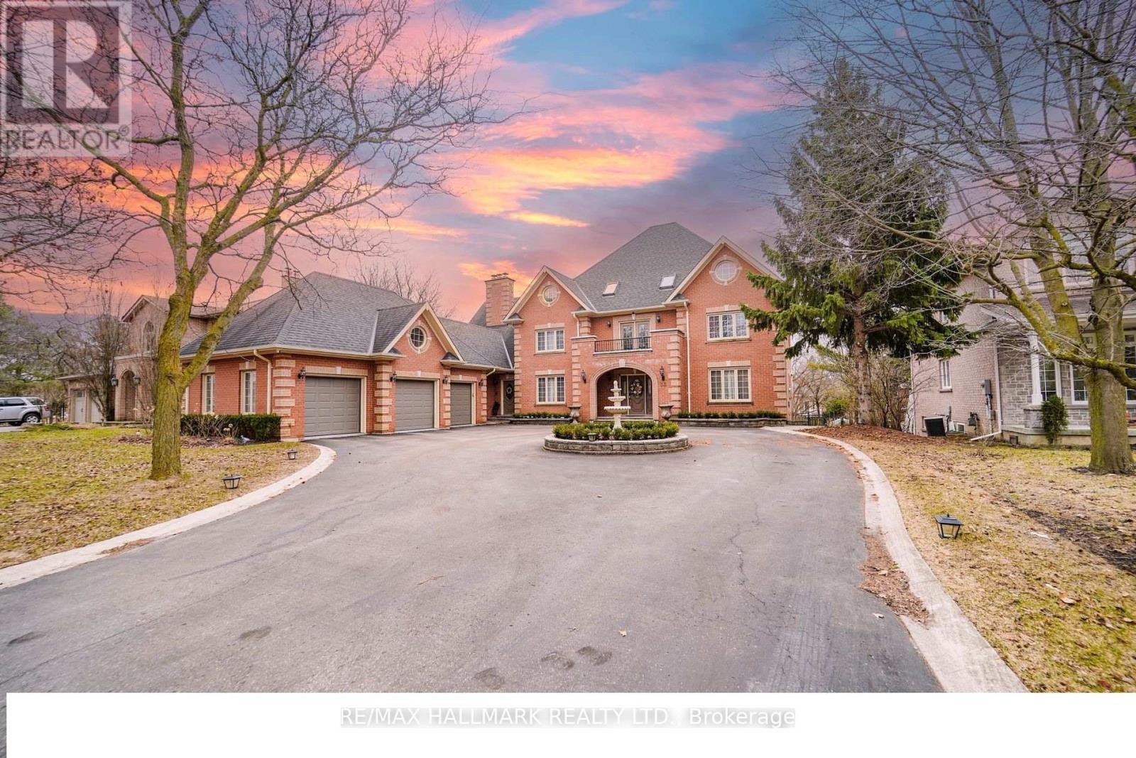 












33 OATLANDS CRESCENT

,
Richmond Hill (Mill Pond),




Ontario
L4C9P1

