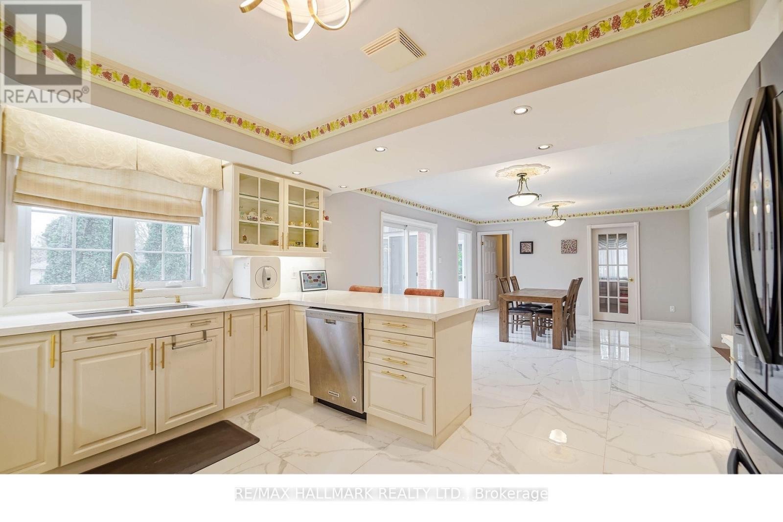 












33 OATLANDS CRESCENT

,
Richmond Hill (Mill Pond),




Ontario
L4C9P1

