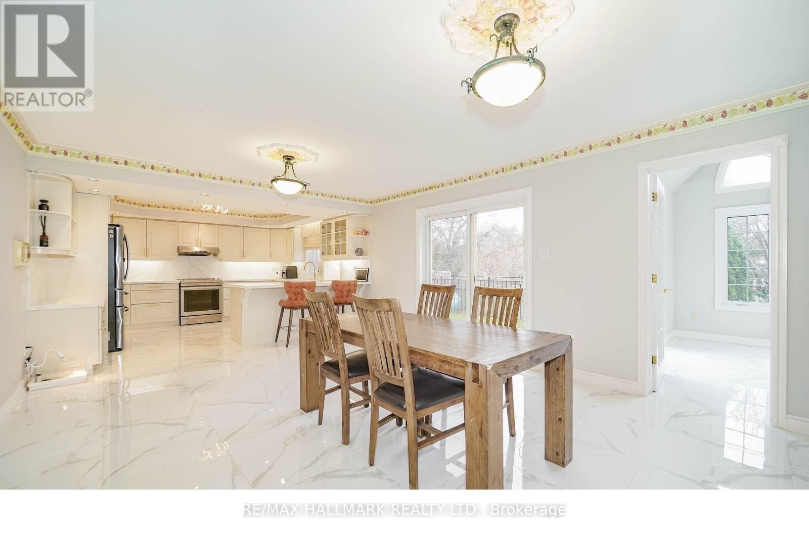 












33 OATLANDS CRESCENT

,
Richmond Hill (Mill Pond),




Ontario
L4C9P1

