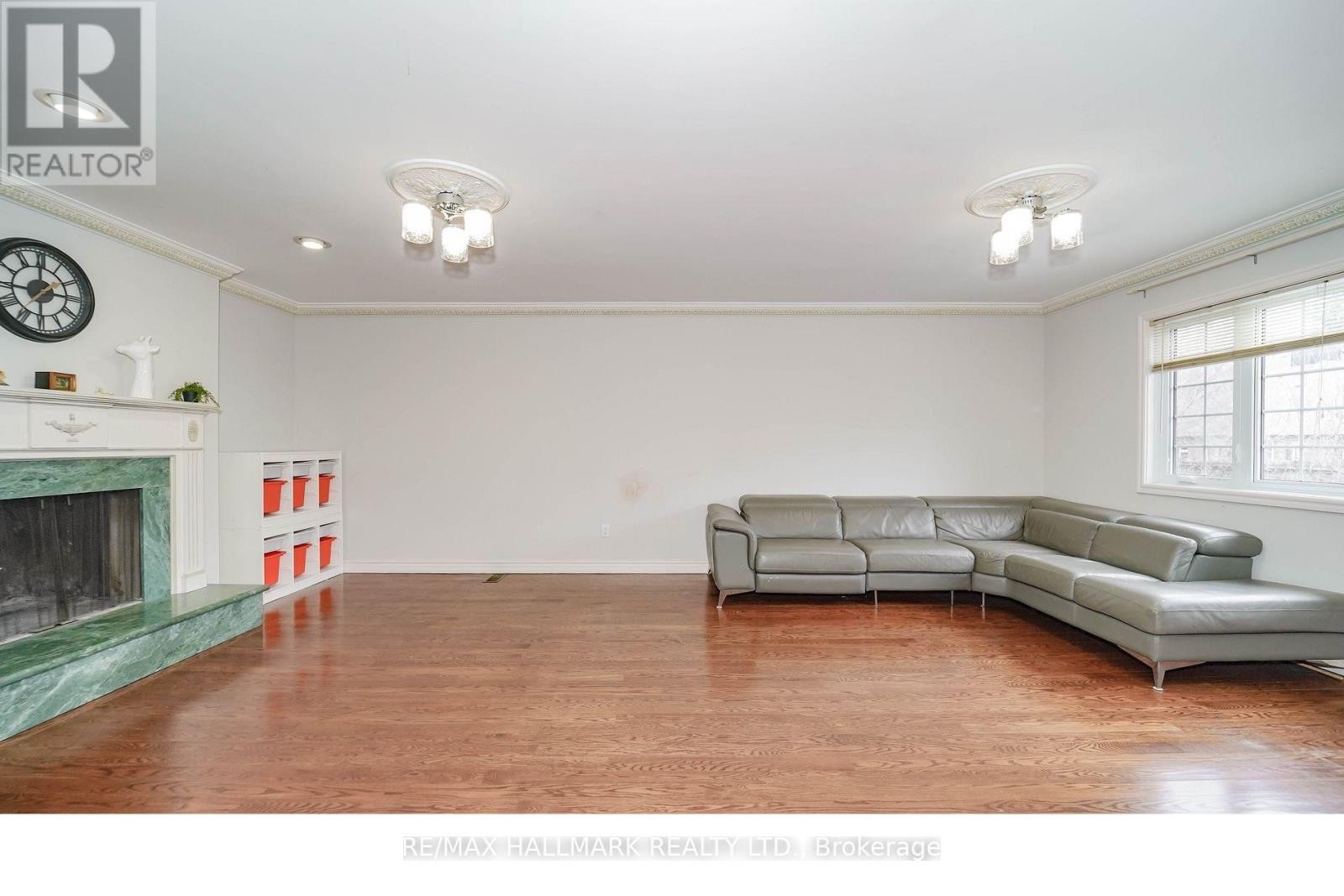 












33 OATLANDS CRESCENT

,
Richmond Hill (Mill Pond),




Ontario
L4C9P1

