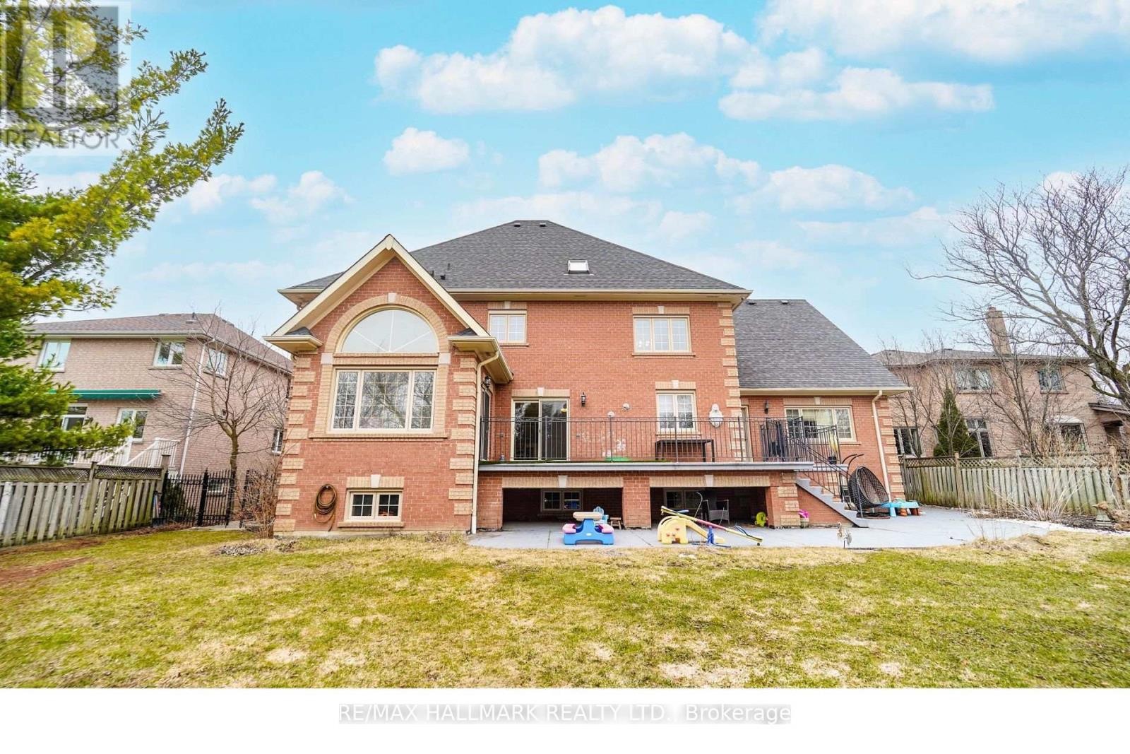 












33 OATLANDS CRESCENT

,
Richmond Hill (Mill Pond),




Ontario
L4C9P1

