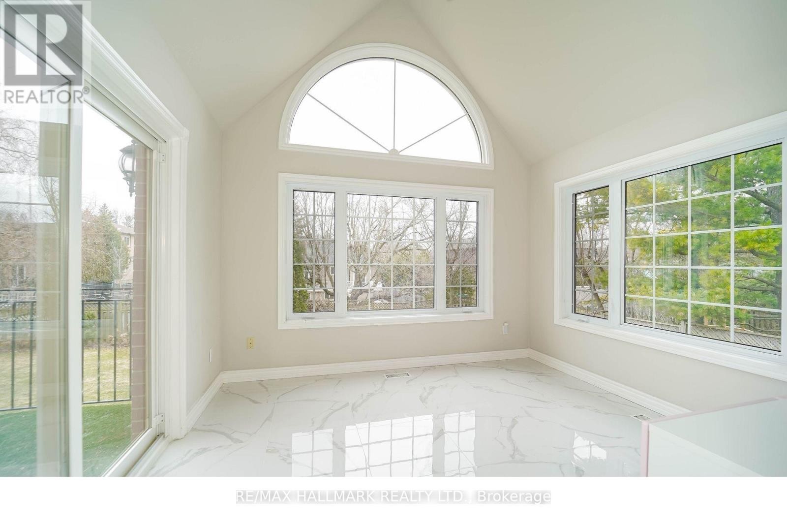 












33 OATLANDS CRESCENT

,
Richmond Hill (Mill Pond),




Ontario
L4C9P1

