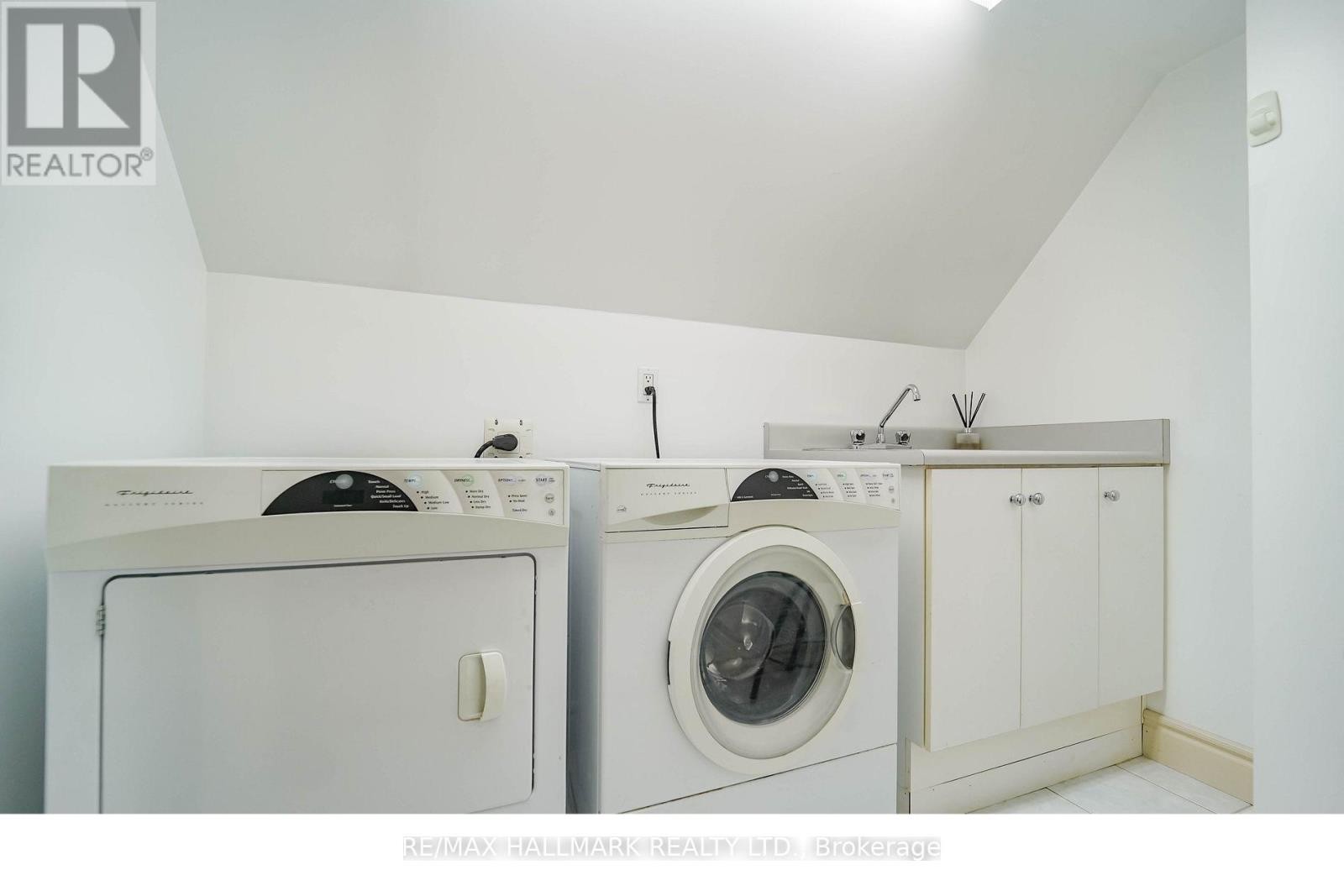 












33 OATLANDS CRESCENT

,
Richmond Hill (Mill Pond),




Ontario
L4C9P1

