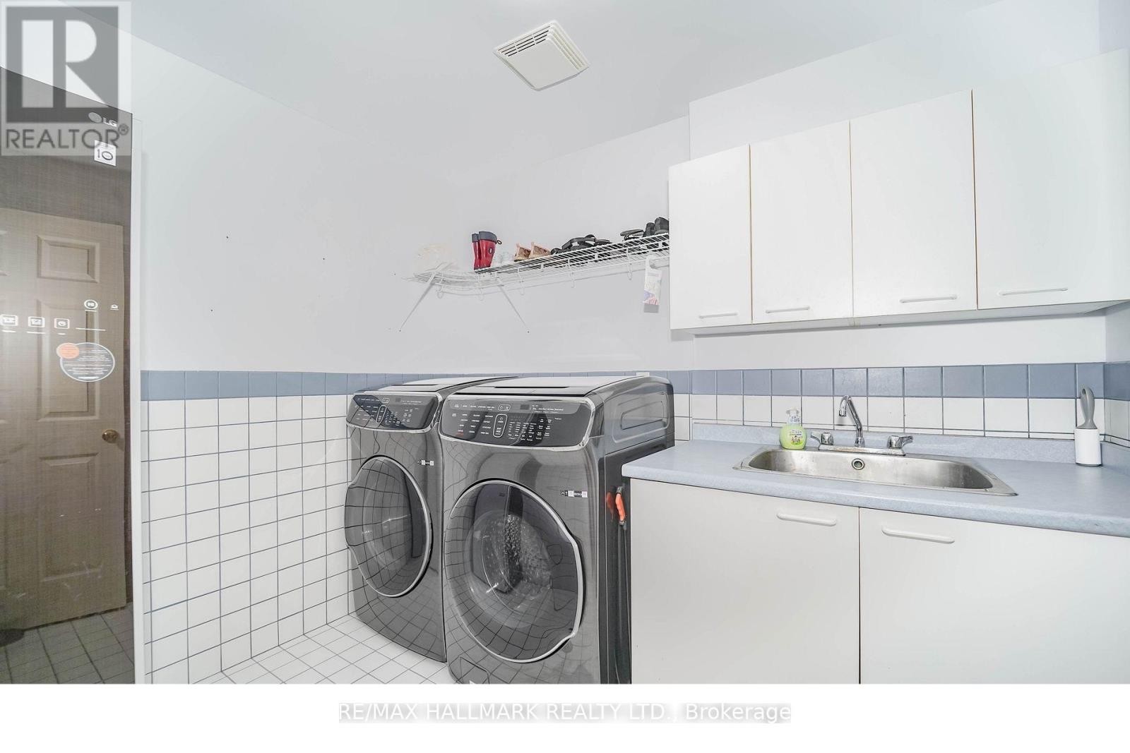 












33 OATLANDS CRESCENT

,
Richmond Hill (Mill Pond),




Ontario
L4C9P1

