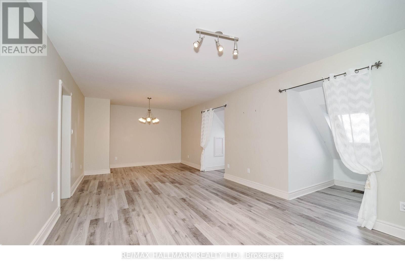 












33 OATLANDS CRESCENT

,
Richmond Hill (Mill Pond),




Ontario
L4C9P1

