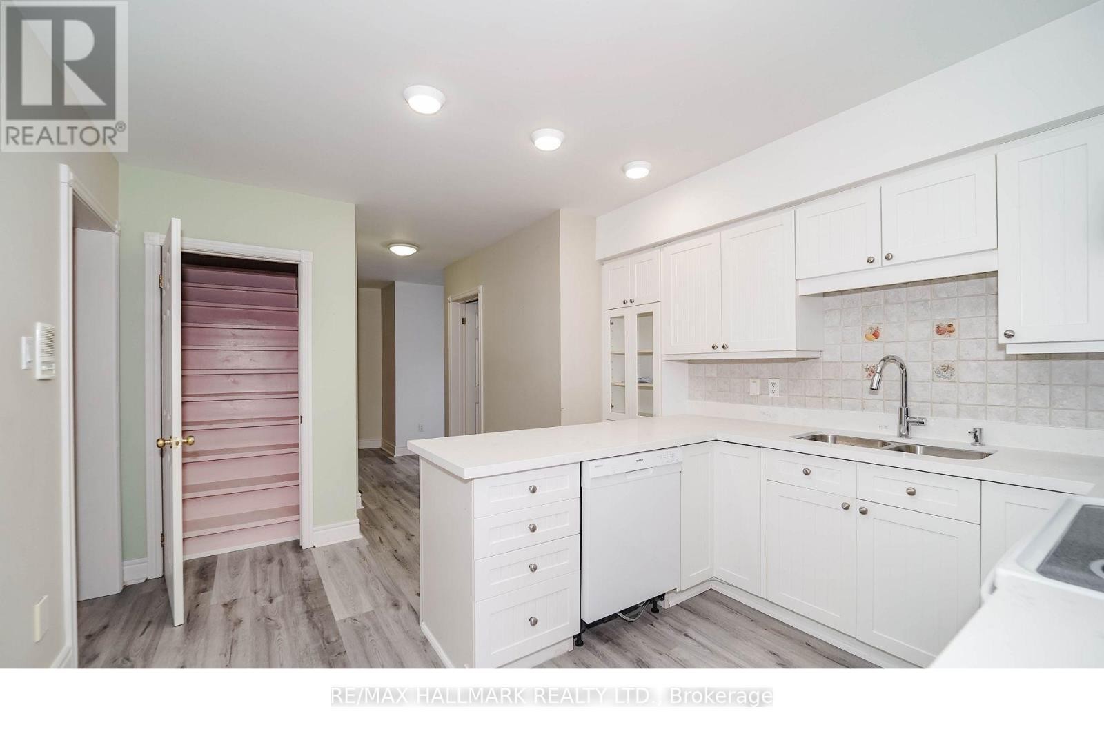 












33 OATLANDS CRESCENT

,
Richmond Hill (Mill Pond),




Ontario
L4C9P1

