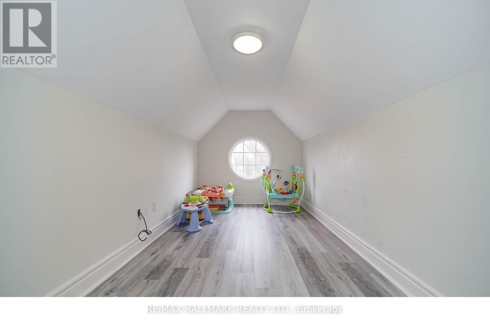 












33 OATLANDS CRESCENT

,
Richmond Hill (Mill Pond),




Ontario
L4C9P1


