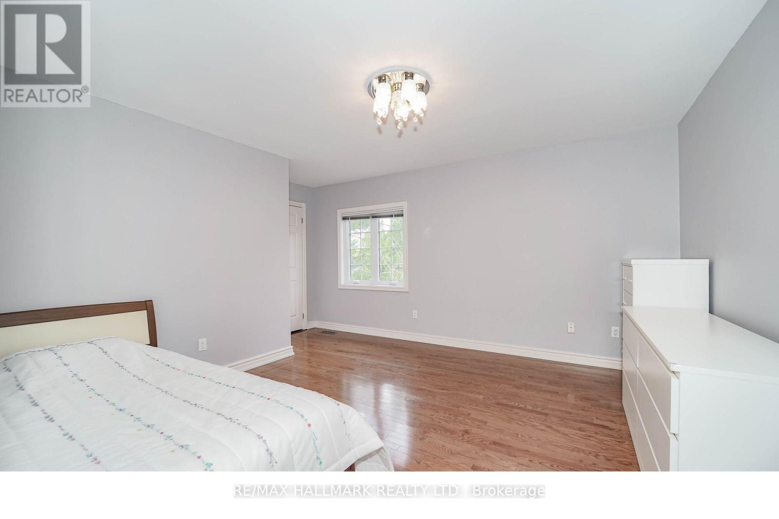 












33 OATLANDS CRESCENT

,
Richmond Hill (Mill Pond),




Ontario
L4C9P1

