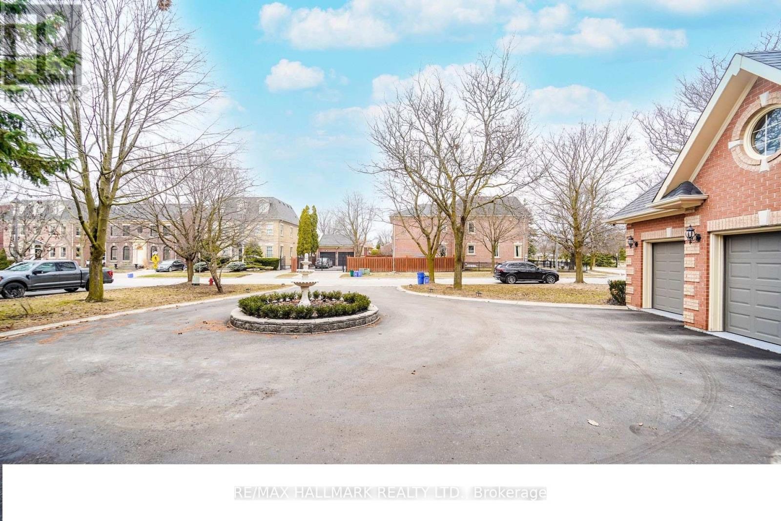 












33 OATLANDS CRESCENT

,
Richmond Hill (Mill Pond),




Ontario
L4C9P1

