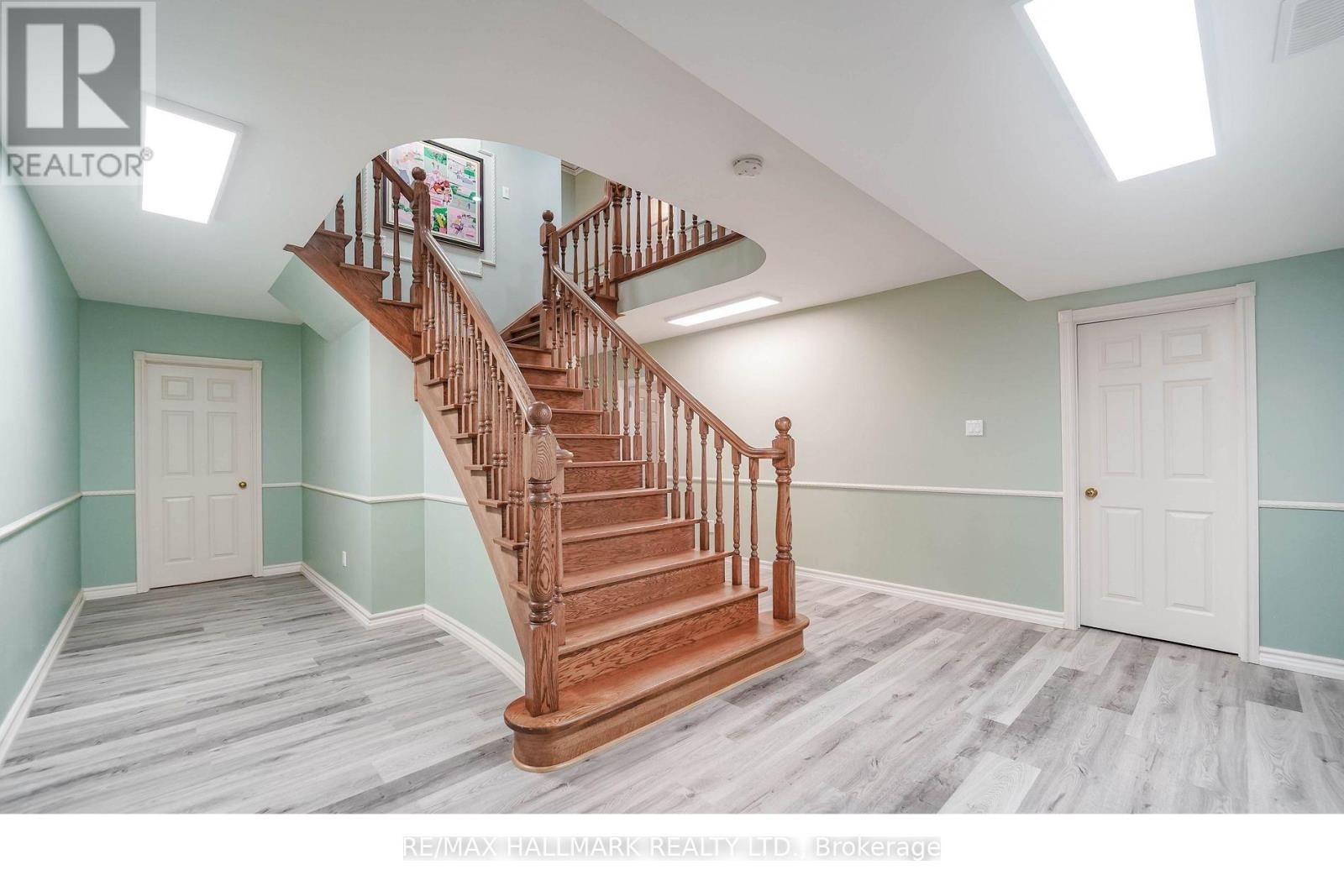 












33 OATLANDS CRESCENT

,
Richmond Hill (Mill Pond),




Ontario
L4C9P1

