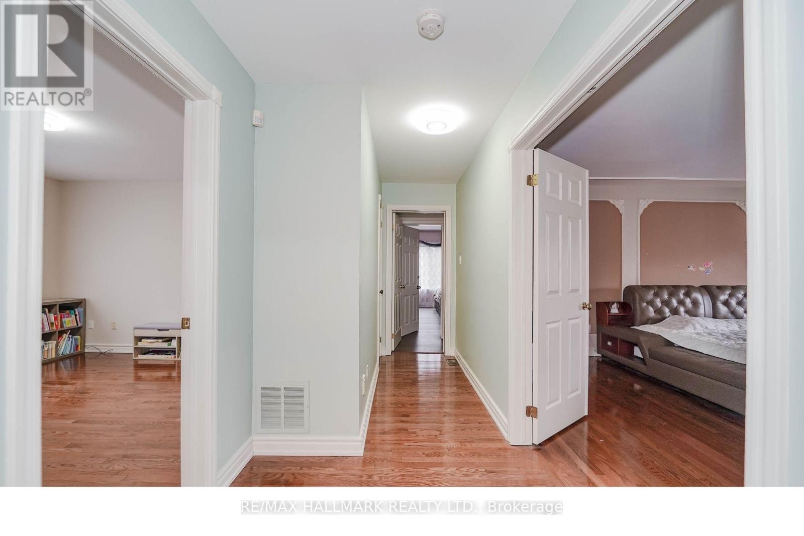 












33 OATLANDS CRESCENT

,
Richmond Hill (Mill Pond),




Ontario
L4C9P1

