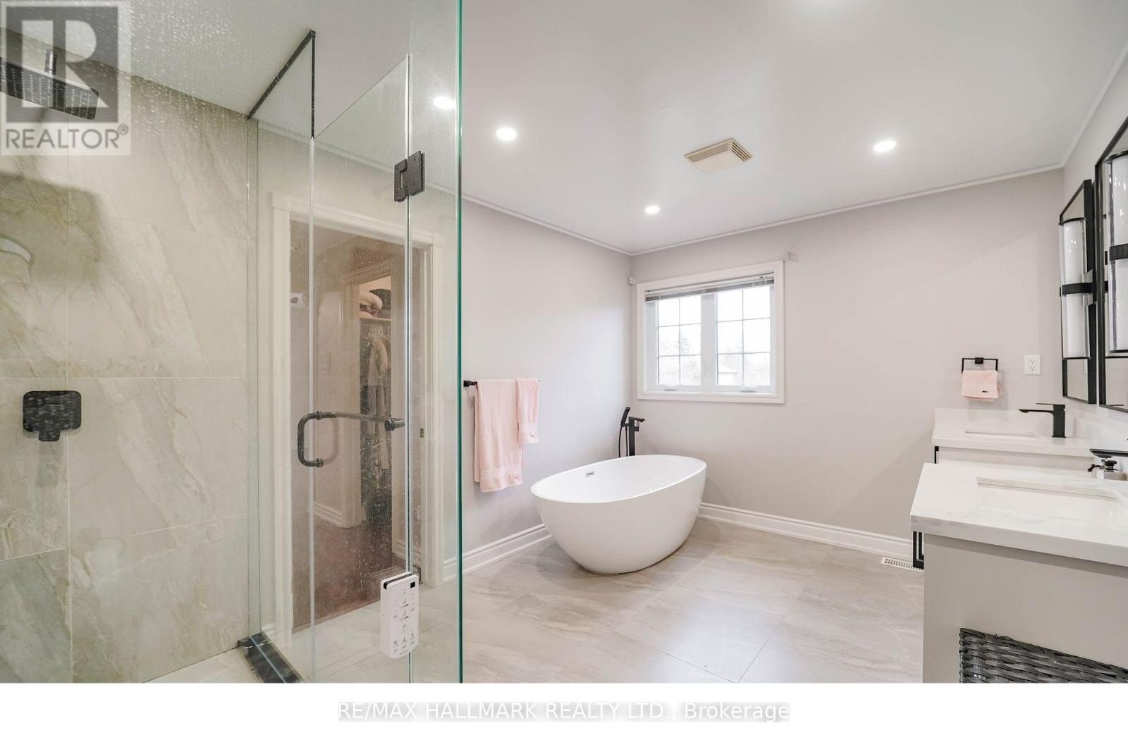 












33 OATLANDS CRESCENT

,
Richmond Hill (Mill Pond),




Ontario
L4C9P1

