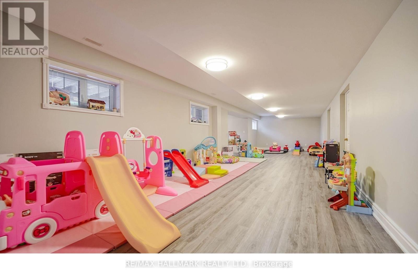 












33 OATLANDS CRESCENT

,
Richmond Hill (Mill Pond),




Ontario
L4C9P1

