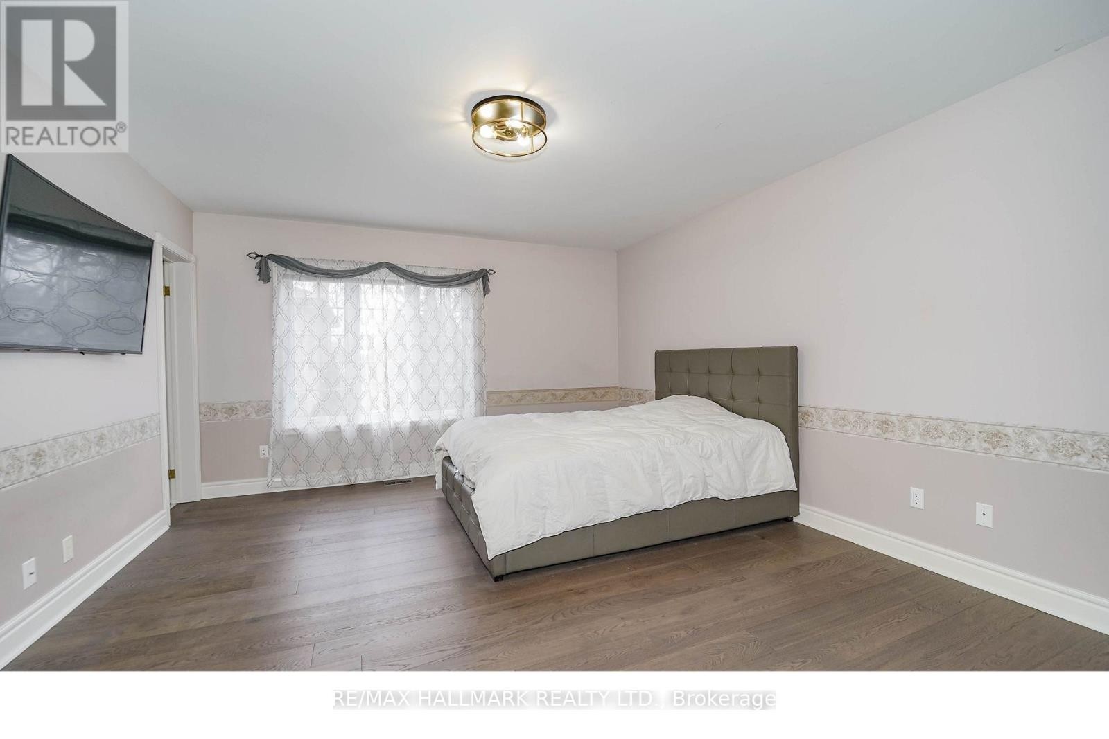 












33 OATLANDS CRESCENT

,
Richmond Hill (Mill Pond),




Ontario
L4C9P1

