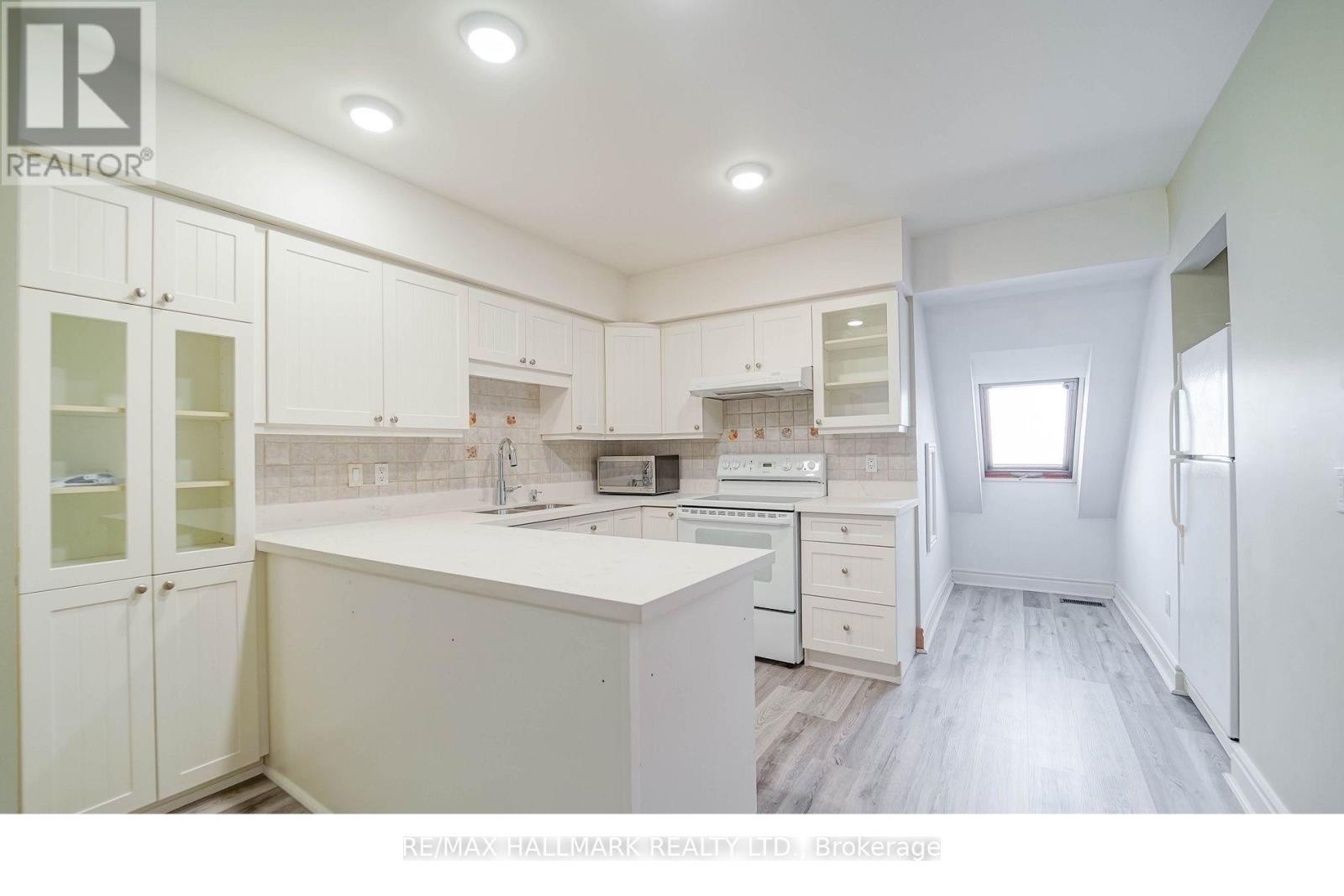 












33 OATLANDS CRESCENT

,
Richmond Hill (Mill Pond),




Ontario
L4C9P1

