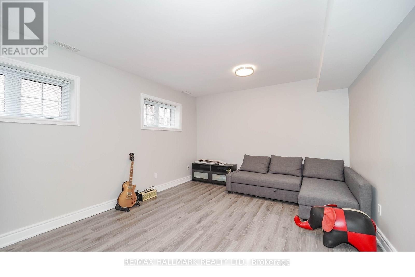 












33 OATLANDS CRESCENT

,
Richmond Hill (Mill Pond),




Ontario
L4C9P1

