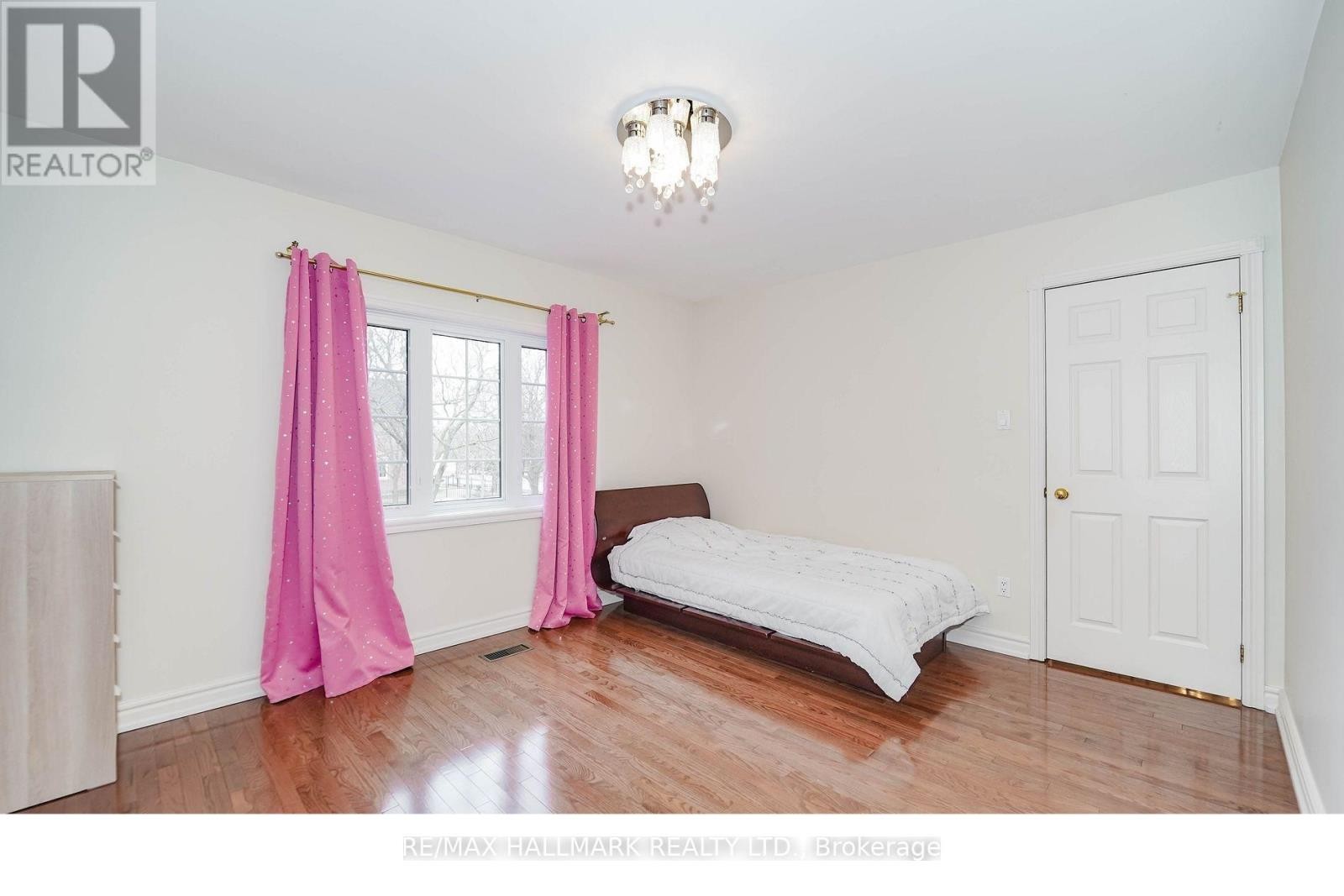 












33 OATLANDS CRESCENT

,
Richmond Hill (Mill Pond),




Ontario
L4C9P1


