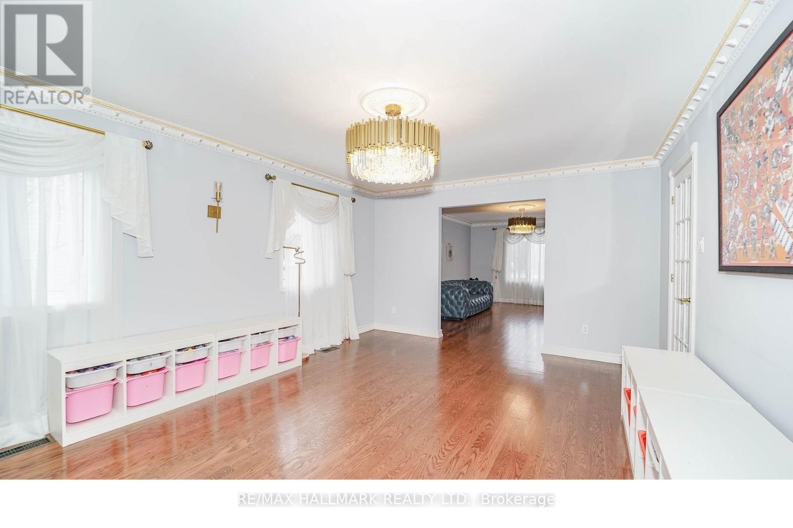 












33 OATLANDS CRESCENT

,
Richmond Hill (Mill Pond),




Ontario
L4C9P1

