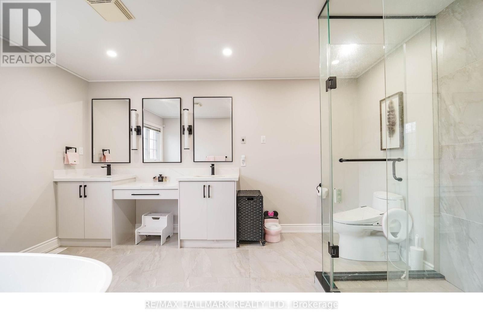 












33 OATLANDS CRESCENT

,
Richmond Hill (Mill Pond),




Ontario
L4C9P1

