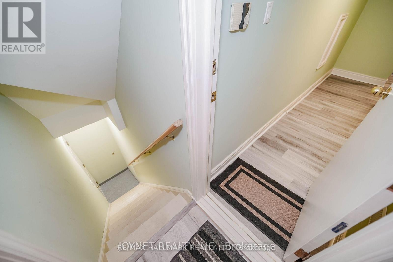 












33 OATLANDS CRESCENT

,
Richmond Hill (Mill Pond),




Ontario
L4C9P1

