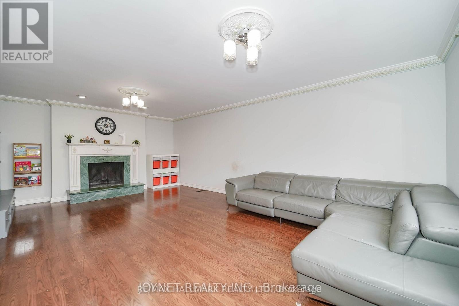 












33 OATLANDS CRESCENT

,
Richmond Hill (Mill Pond),




Ontario
L4C9P1

