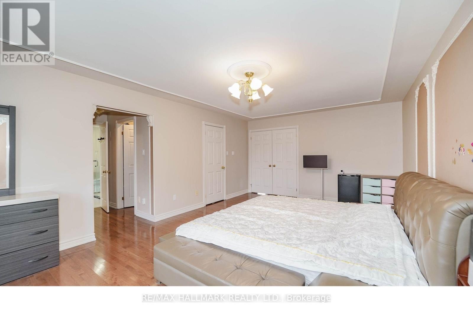 












33 OATLANDS CRESCENT

,
Richmond Hill (Mill Pond),




Ontario
L4C9P1

