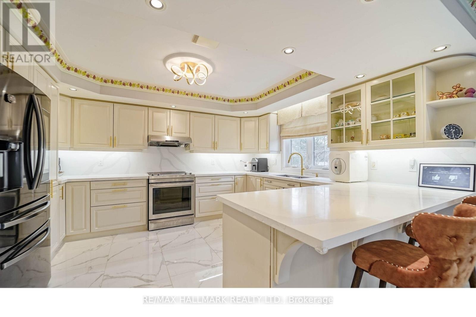 












33 OATLANDS CRESCENT

,
Richmond Hill (Mill Pond),




Ontario
L4C9P1

