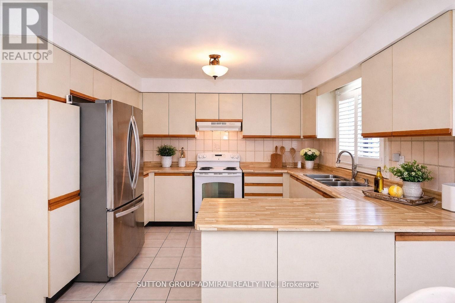 












45 ROYAL GARDEN BOULEVARD

,
Vaughan (East Woodbridge),




Ontario
L4L7C4

