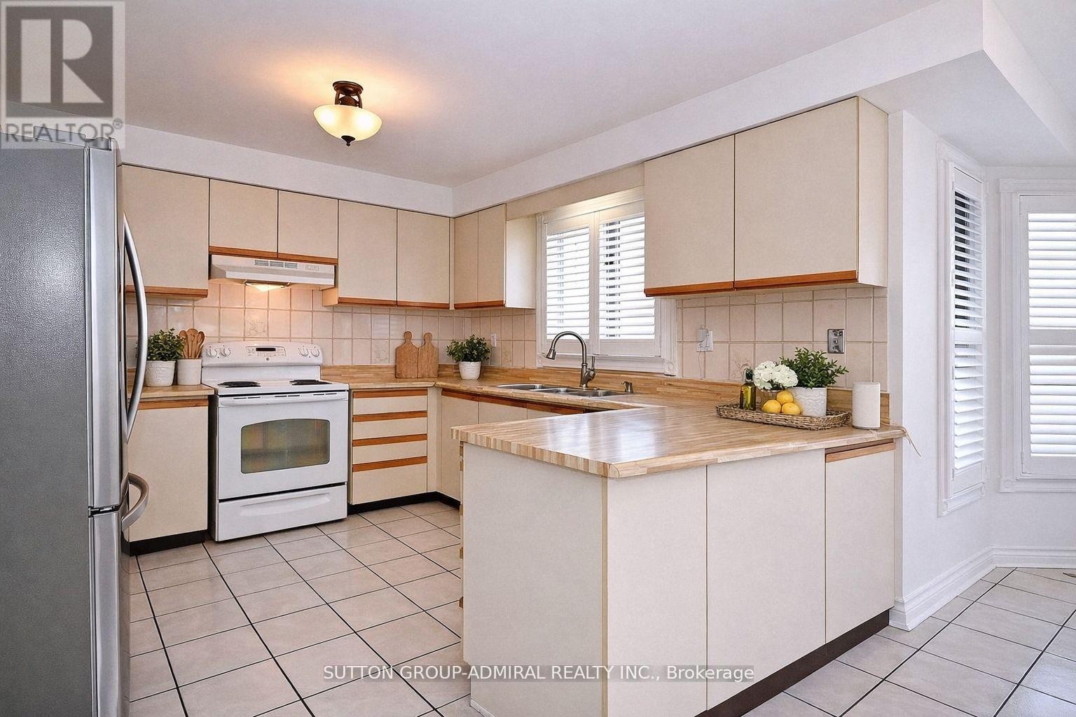 












45 ROYAL GARDEN BOULEVARD

,
Vaughan (East Woodbridge),




Ontario
L4L7C4

