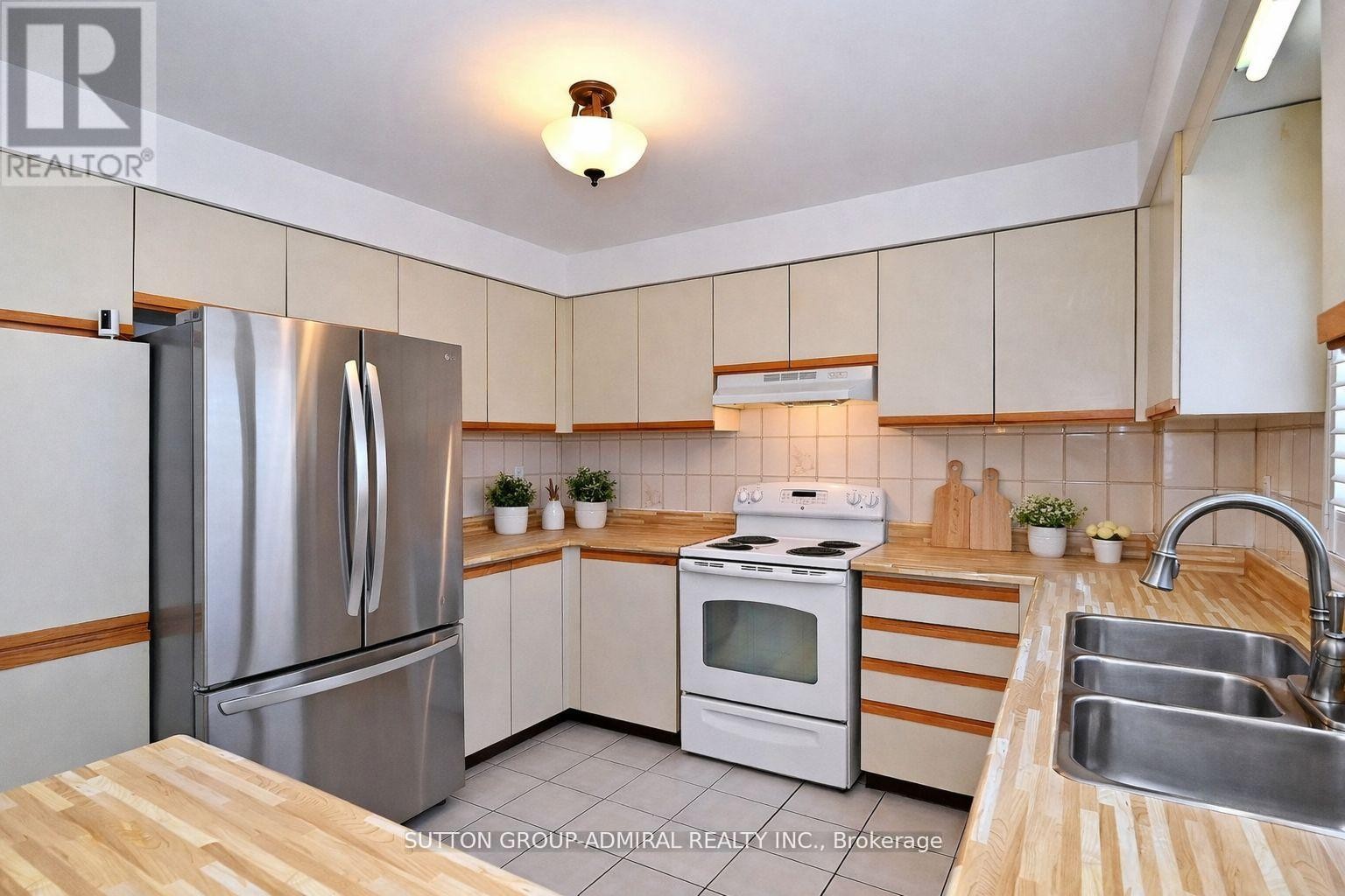 












45 ROYAL GARDEN BOULEVARD

,
Vaughan (East Woodbridge),




Ontario
L4L7C4

