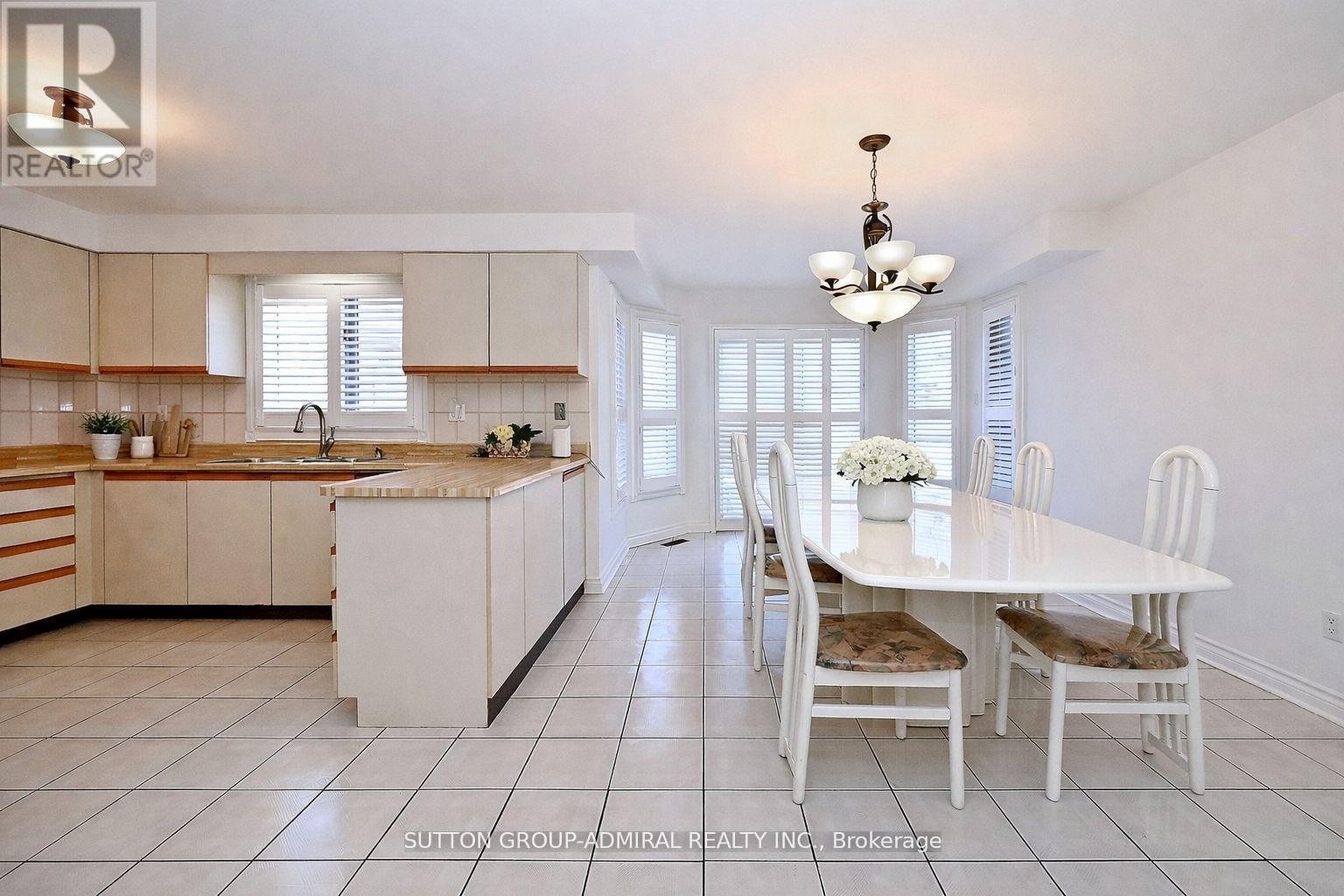 












45 ROYAL GARDEN BOULEVARD

,
Vaughan (East Woodbridge),




Ontario
L4L7C4

