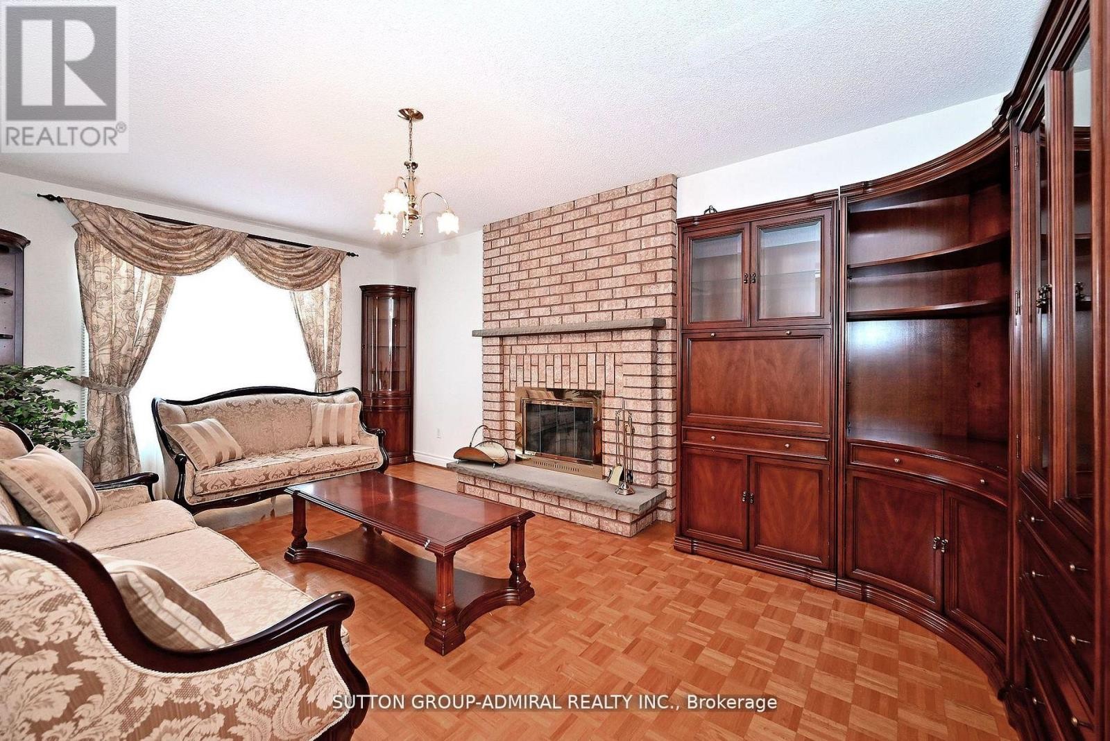 












45 ROYAL GARDEN BOULEVARD

,
Vaughan (East Woodbridge),




Ontario
L4L7C4

