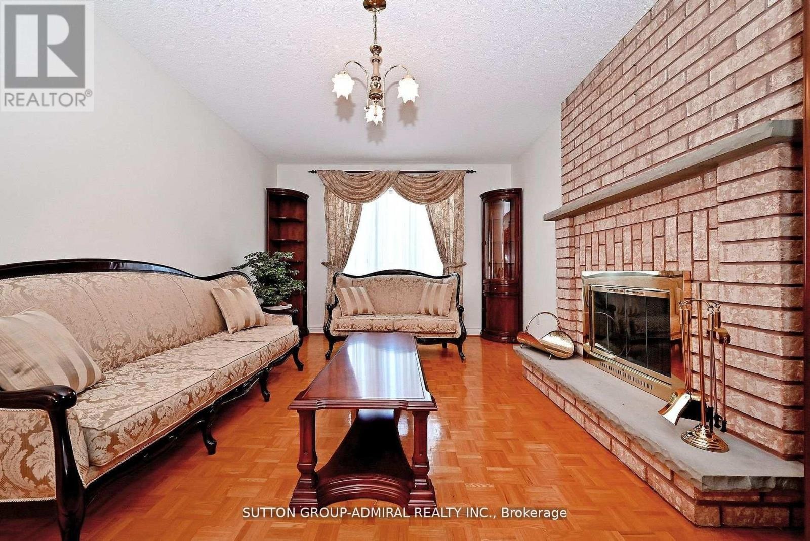












45 ROYAL GARDEN BOULEVARD

,
Vaughan (East Woodbridge),




Ontario
L4L7C4

