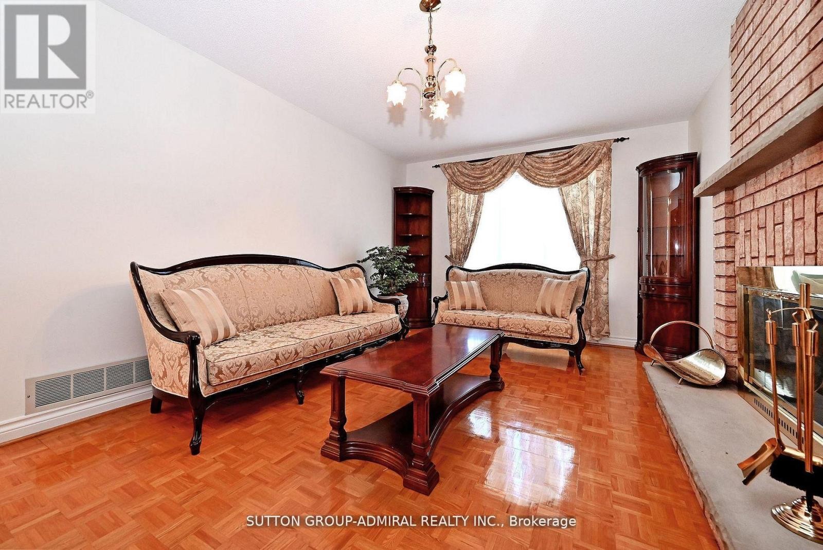 












45 ROYAL GARDEN BOULEVARD

,
Vaughan (East Woodbridge),




Ontario
L4L7C4

