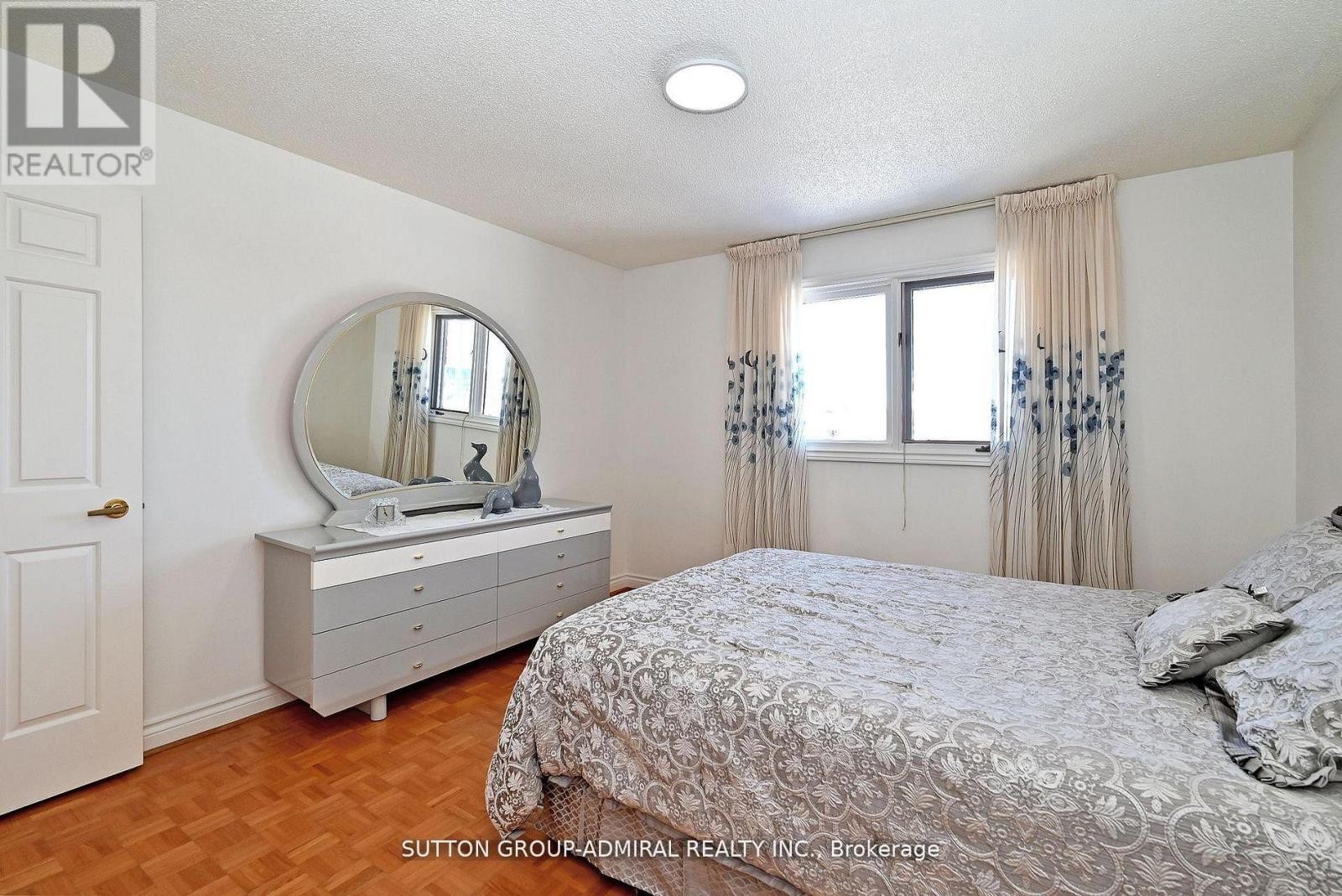 












45 ROYAL GARDEN BOULEVARD

,
Vaughan (East Woodbridge),




Ontario
L4L7C4

