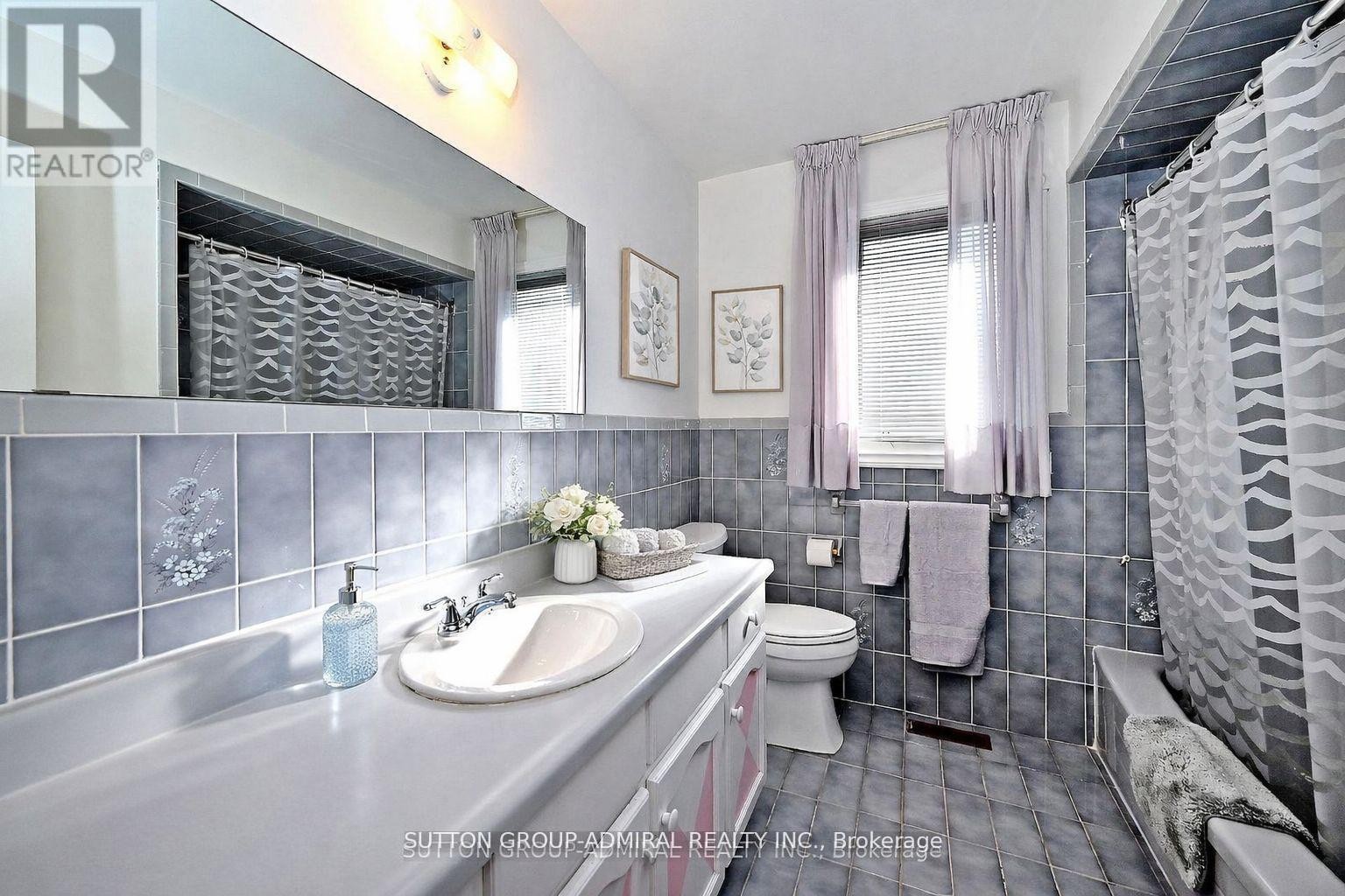 












45 ROYAL GARDEN BOULEVARD

,
Vaughan (East Woodbridge),




Ontario
L4L7C4

